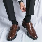 Zapatos de vestir para hombre en cuero negro con hebilla y detalle brogue, diseño de puntera de ala clásica. 5