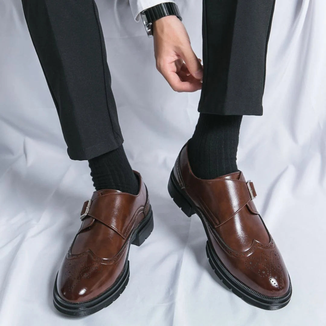 Zapatos de vestir para hombre en cuero negro con hebilla y detalle brogue, diseño de puntera de ala clásica. 5